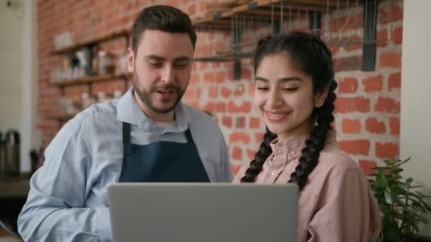 Diverse Lächelnde Kellner Manager Diskutieren Arbeitszeitplan Auf Laptop Café Mitarbeiter — Stockvideo