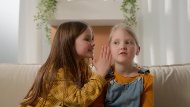 Duas Crianças Caucasianas Meninas Crianças Irmãs Amigos Brincando Juntos Casa — Vídeo de Stock