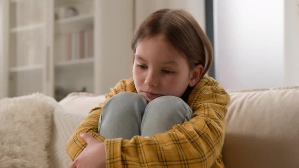 Ongelukkig Stressvolle Depressieve Blanke Meisje Schoolmeisje Verdrietig Alleen Thuis Denken — Stockvideo