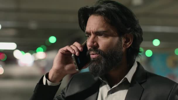 Rozrušený Vážný Arabský Muž Mluví Telefonu Odpovídání Obchodní Hovor Podzemí — Stock video