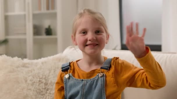 Gros Plan Drôle Heureux Souriant Caucasien Préscolaire Fille Enfant Petit — Video