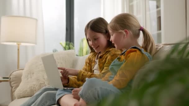 Zwei Glückliche Kaukasische Kinder Mädchen Schwestern Freunde Kinder Mit Laptop — Stockvideo