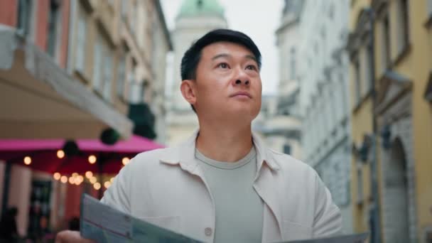 在欧洲旅行的亚洲男性游客利用地形图探索美丽的风景 探索新的地方城市中国男性游客在街头搜寻 — 图库视频影像