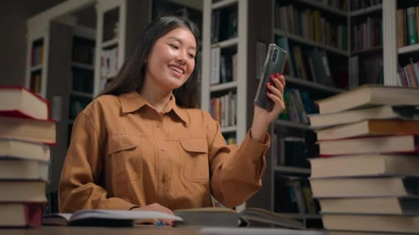 Feliz Asiático Mulher Menina Blogger Falando Vídeo Chamada Universidade Biblioteca — Vídeo de Stock