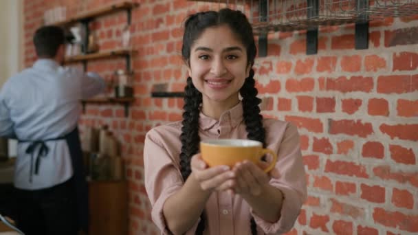 Zâmbind Arabian Femeie Chelneriță Barista Manager Cafenea Proprietar Oferind Ceașcă — Videoclip de stoc