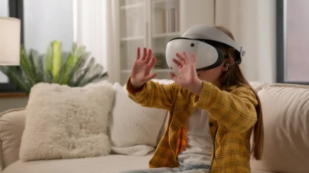 利用创新技术Vr眼镜探索网络空间 在家里沙发上玩在线视频游戏的有趣的高加索小女生在虚拟现实耳机里玩得开心 — 图库视频影像