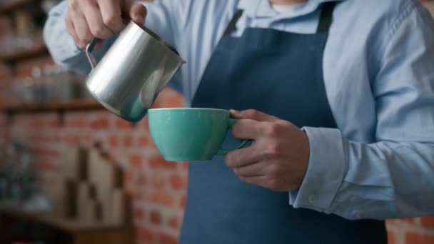 Närbild Manliga Händer Gör Vitt Kaffe Oigenkännlig Man Servitör Professionell — Stockvideo