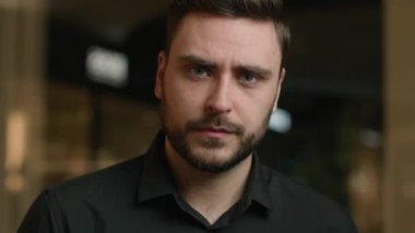Kafkasyalı yetişkin erkek portresini kapat ciddi iş adamı ciddi yönetici yönetici yönetici CEO erkek işveren milenyum satış elemanı ofis şirketinde kamera karşısında çok güçlü