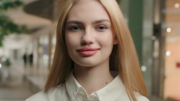 Close Portræt Attraktive Erne Blonde Pige Kaukasiske Kontor Forretningskvinde Kvinde – Stock-video