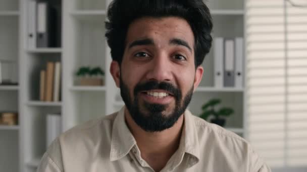 ウェブカメラビュー幸せな面白いアラビア人インド人男性笑顔オンラインビデオ通話男性ビジネスマン自宅オフィスで呼び出すイスラム教徒の民族男トークコンピュータビジネス会議陽気な笑い楽しい遊園地 — ストック動画