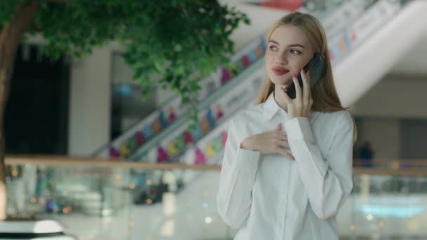 Kaukázusi Üzletasszony Beszélni Mobiltelefon Üzleti Bevásárlóközpont Mosolygós Lány Megvitatása Vállalati — Stock videók