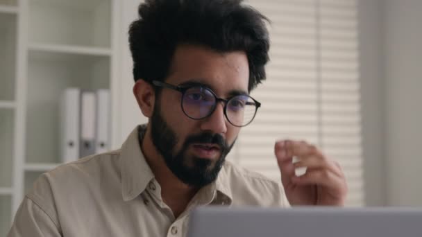 Unavený Vyčerpaný Arabský Byznys Muž Indický Muslim Podnikatel Přepracovaný Manažer — Stock video