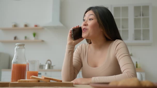 Zorgeloze Etnisch Aziatische Vrouw Huisvrouw Praten Mobiele Telefoon Keuken Praten — Stockvideo