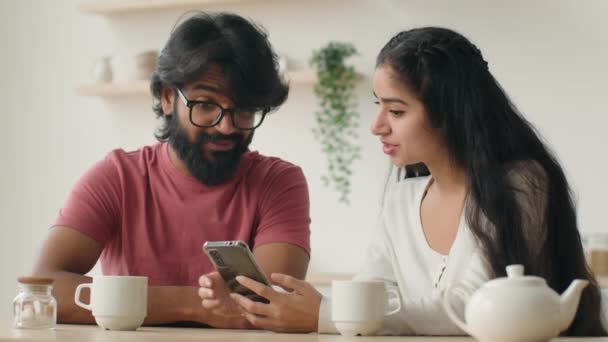 Zróżnicowana Para Pomocą Smartfona Arabski Kobieta Indyjski Mężczyzna Kuchni Wygląd — Wideo stockowe