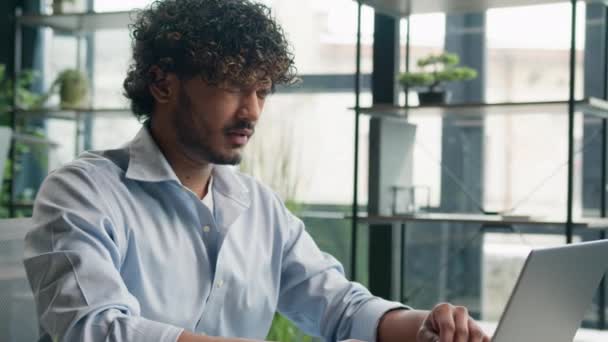 Moe Arabische Indische Man Ziek Zakenman Voelen Pijn Ogen Pijn — Stockvideo