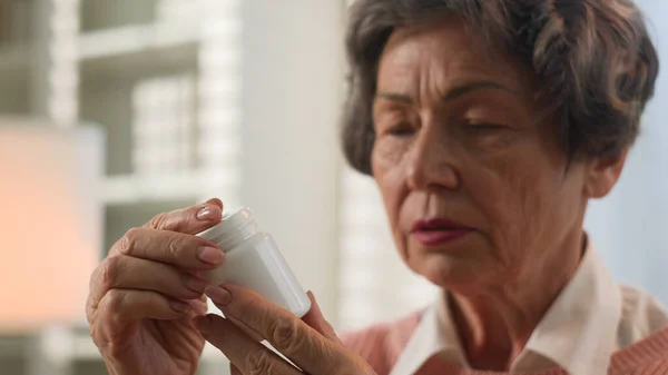 Kranke Demenz Kaukasische Großmutter Seniorin Hause Mit Flasche Mit Arzneimittel — Stockfoto