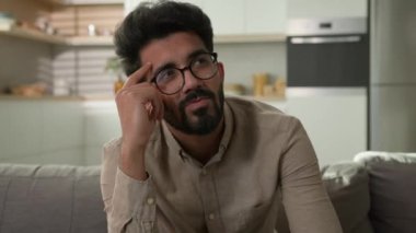Düşünceli Hintli adam şaşkın Arap Müslüman adamın kafasını karıştırdı. Mutfakta düşüncelere daldı. Düşüncelere daldı.