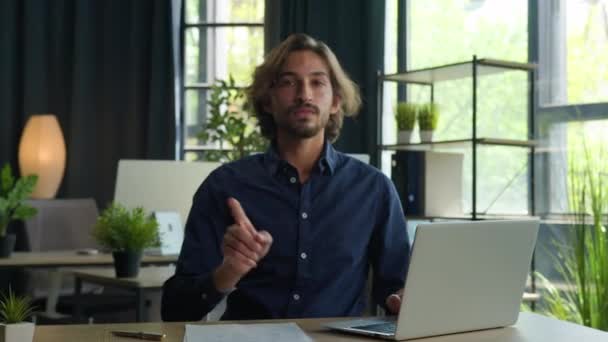 Arabský Hispánský Podnikatel Pracující Laptopem Kanceláři Nespokojený Muž Investor Byznys — Stock video