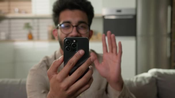 Indiano Árabe Homem Étnico Cara Freelancer Falando Telefone Celular Chamada — Vídeo de Stock