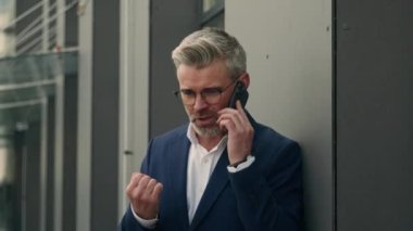 Kafkasyalı üst düzey kızgın iş adamı, konuşan telefon anlaşmazlığı tartışması, sinirli, olgun iş adamı, konuşmayı kes, akıllı telefon görüşmesini kes.