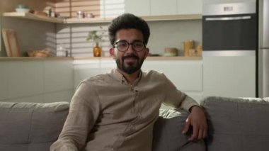 Gülümseyen Arap adam mutlu Hintli adam emlakçı ev sahibi ev sahibi bir sürü kiralık ev ev yeni konut mülkiyeti ipotek emlak sigortası