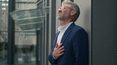 Kalp krizi geçiren yaşlı kıdemli işadamının şehirde doktora ihtiyacı var ani kalp ağrısı, mide ekşimesi sağlıksız, sağlıksız iş adamı şehrin dışında sandık başında acı çeken bir adam.