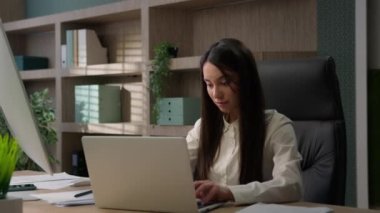 Kafkas odaklı iş kadını kadın yönetici yönetici masabaşı kadınında dizüstü bilgisayarda çalışan iş kadını çağdaş ofis online iş projesinde müşterilerle sohbet ederek iletişim kuruyor
