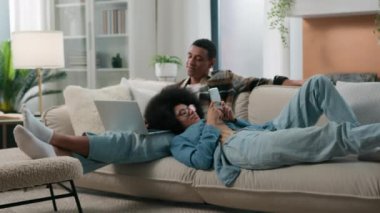Afro-Amerikan mutlu bir aile kanepe üzerinde yeni bir evde dinleniyor. Kanepe üzerinde bir çift koca serbest çalışan bir erkek arkadaş dizüstü bilgisayarlı bir kadınla çalışıyor. Karısı cep telefonu bağımlısı.