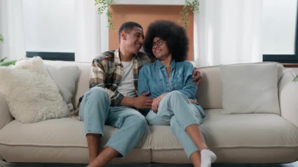 Família Feliz Casal Afro Americano Amor Abraçando Sofá Casa Passar — Vídeo de Stock