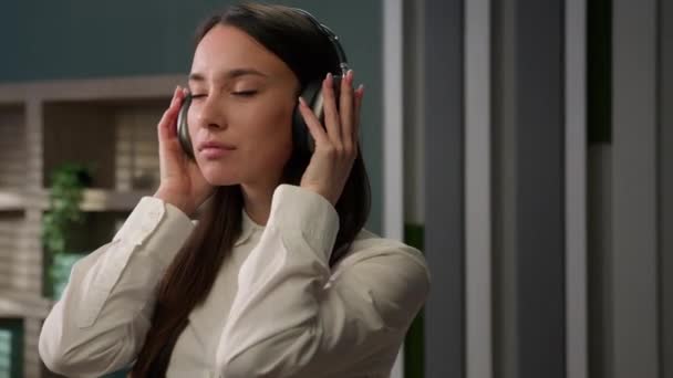 Χαλαρωμένη Καυκάσια Γυναίκα Στο Χώρο Εργασίας Απολαμβάνοντας Ήχο Ασύρματα Ακουστικά — Αρχείο Βίντεο