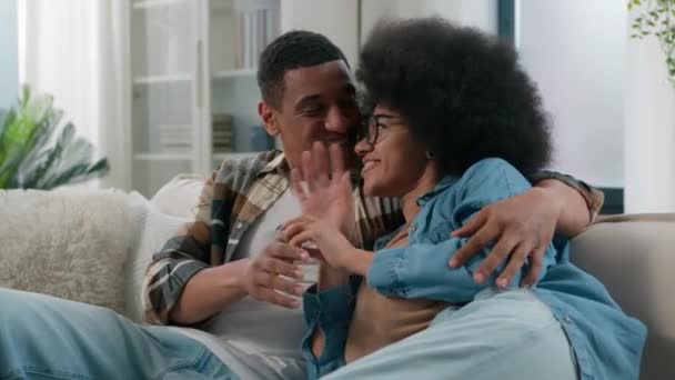 African American Οικογενειακό Ζευγάρι Στο Νέο Σπίτι Ακινήτων Μιλάμε Ευτυχισμένος — Αρχείο Βίντεο
