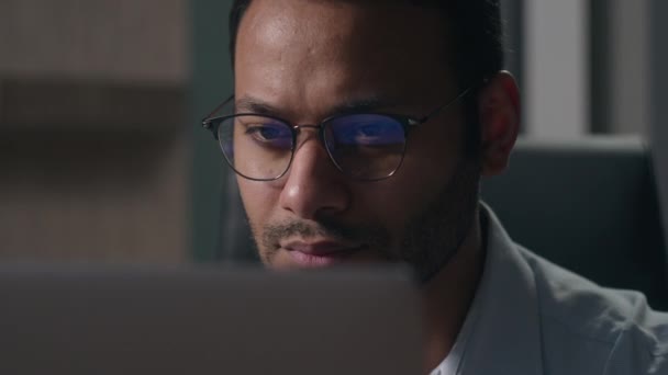 Närbild Indisk Man Glasögon Arabisk Affärsman Med Bärbar Dator Tänkande — Stockvideo