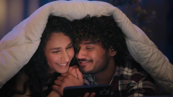 Multiraciaal Paar Arabisch Mooie Man Indiase Vrouw Gelukkig Familie Liefde — Stockvideo