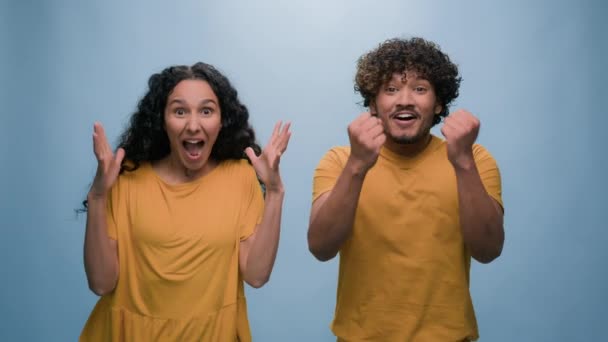 Amazed Emotional Shock Wonder Surprised Excited Happy Shocked Couple Big — Stock Video