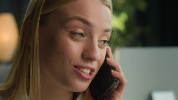 Close Head Shot Caucasian Businesswoman Smiling Girl Talk Mobile Phone — Vídeos de Stock