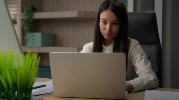 工作场所的女企业家女企业家女商人写便条处理计算机文书工作的女商人笔记本电脑工作 — 图库视频影像