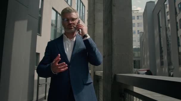 Şehir Merkezindeki Kafkasyalı Üst Düzey Bir Adam Cep Telefonuyla Konuşur — Stok video