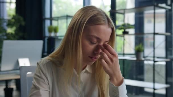 疲れ白人女性雇用主の学生はオフィスでのコンピュータオンラインビジネスの仕事の後に痛みの目の不快感を感じる過労女性の頭痛の痛みは悪い視力を痛みます — ストック動画