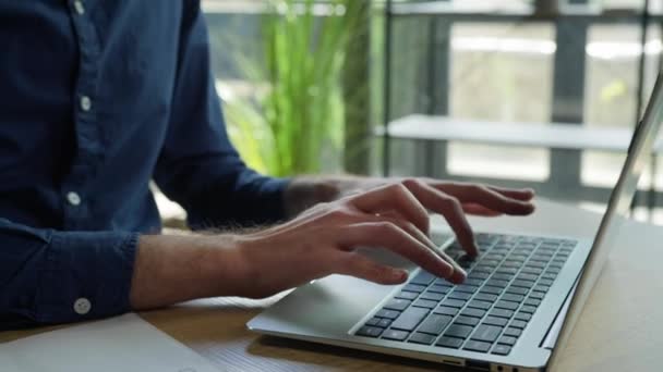Переміщення Знімків Чоловічих Рук Введення Ноутбука Клавіатури Робочого Бізнес Проекту — стокове відео