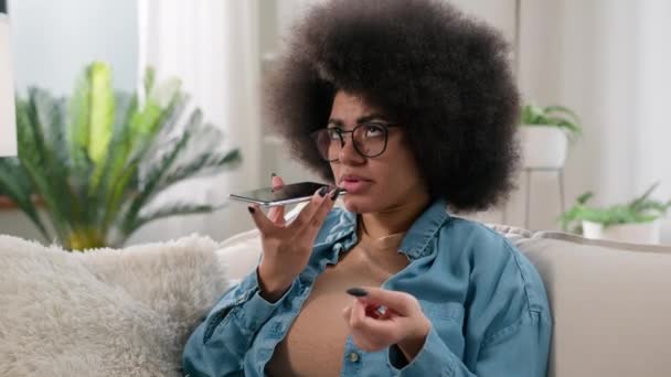 Lächelnde Afroamerikanerin Hause Mit Modernem Smartphone Gadget Sprechen Über Lautsprecher — Stockvideo
