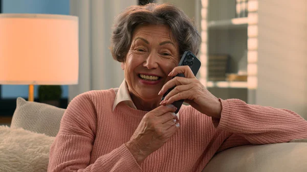 Glücklich Lachen Sprechendes Telefon Kaukasische Alte Frau Sorgenfreie Seniorin Hört — Stockfoto