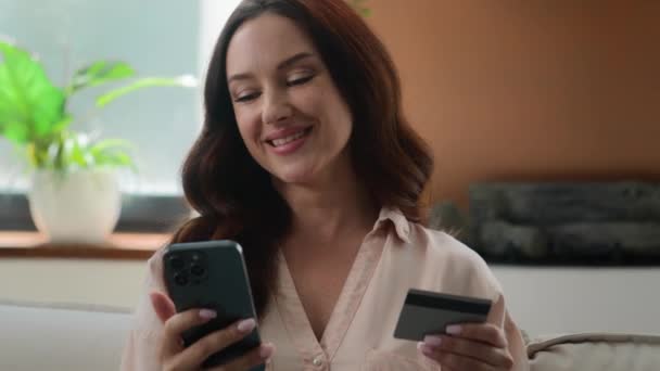 Senhora Caucasiana Satisfeita Usar Aplicativo Banco Telefone Celular Pagar Compras — Vídeo de Stock