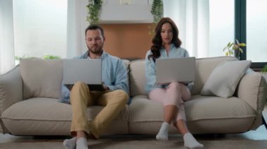 Kafkas aile bireyleri, ev oyuncuları, arkadaşlar bilgisayarları karıştıran kadın-erkek, dizüstü bilgisayarlar, online oyun bağımlılığı, kanepe üzerinde internet bağımlısı sevgililer.