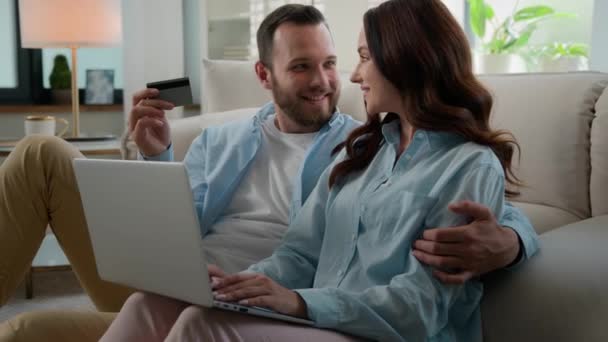 Kafkasyalı Mutlu Aile Çifti Karı Koca Dizüstü Bilgisayarda Kredi Kartı — Stok video