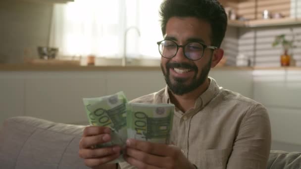 Ευτυχισμένος Ινδός Άραβας Άνθρωπος Πλούσιος Επιχειρηματίας Ιδιοκτήτης Μετρητά Γιορτάσουν Χρήματα — Αρχείο Βίντεο