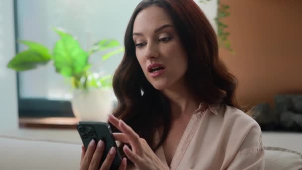 Bezorgd Nerveuze Blanke Vrouw Lezen Slecht Nieuws Boodschap Smartphone Thuis — Stockvideo