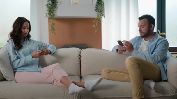 Kafkasyalı Çift Birbirlerini Görmezden Geliyor Cep Telefonlarıyla Aşırı Kullanımlı Uygulamalar — Stok video