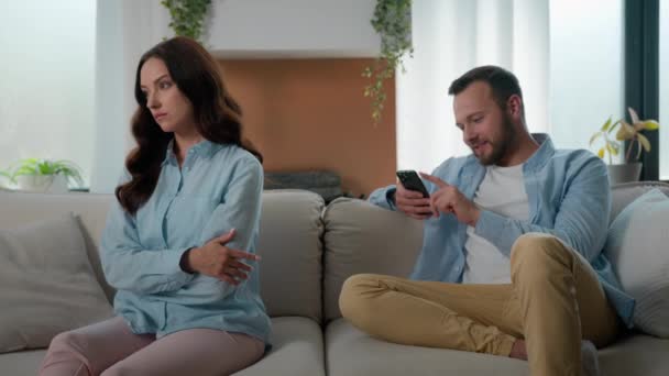 Urazil Běloška Žena Manželka Nespokojen Odděleně Muže Manžel Závislý Mobilním — Stock video