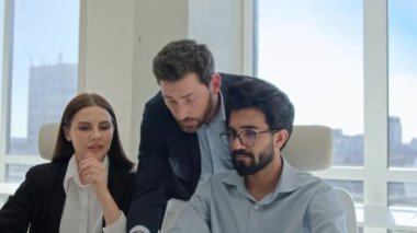 Danışman, iş kadınlarına iş kadını analizi öğreterek, iş geliştirme müfettişinin ofisteki çok ırklı takım yöneticilerini eğitmesine yardımcı olur.