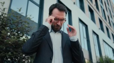 Yorgun beyaz adam girişimci ofis müdürü acı çekiyor göz yorgunluğu çok çalışıyor hasta adam hasta iş adamı gözlerini ovuşturuyor gözlük çıkartıyor kötü baş ağrısı migreni geçiriyor